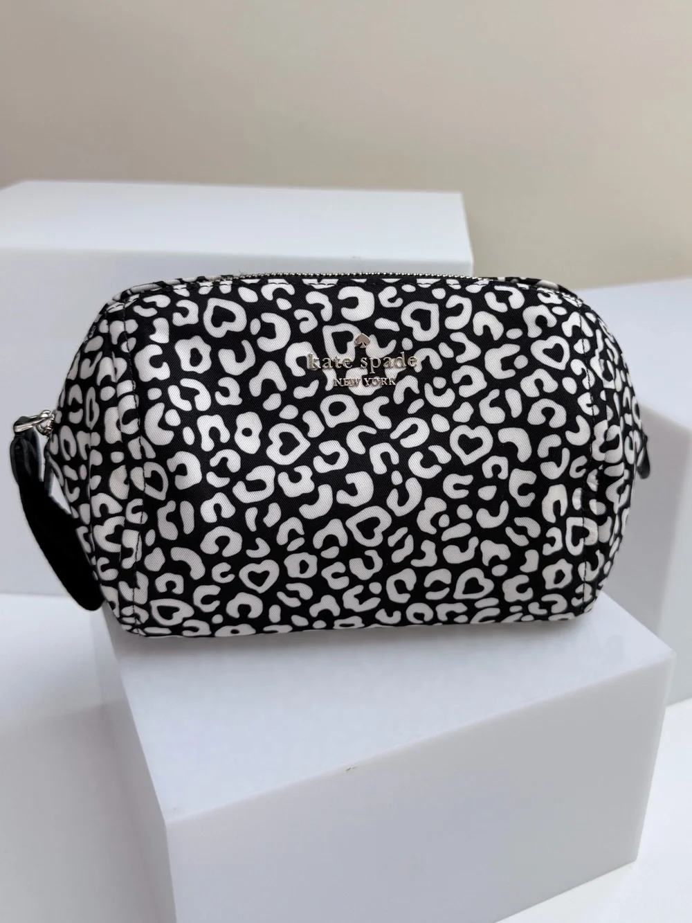 Kate Spade New York Chelsea Leopard Heart Medium Cosmetic Case